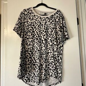 Chic Black and White Leopard Print Women's Tee